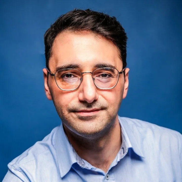 Porträtfoto von Ninous Adam